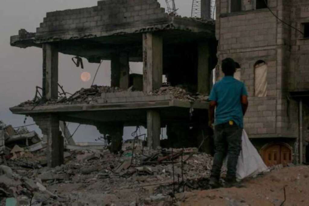 Galleria foto 'Gaza, attacchi israeliani su una scuola e un Municipio. Protezione civile: «Almeno 17 morti»' - foto 1