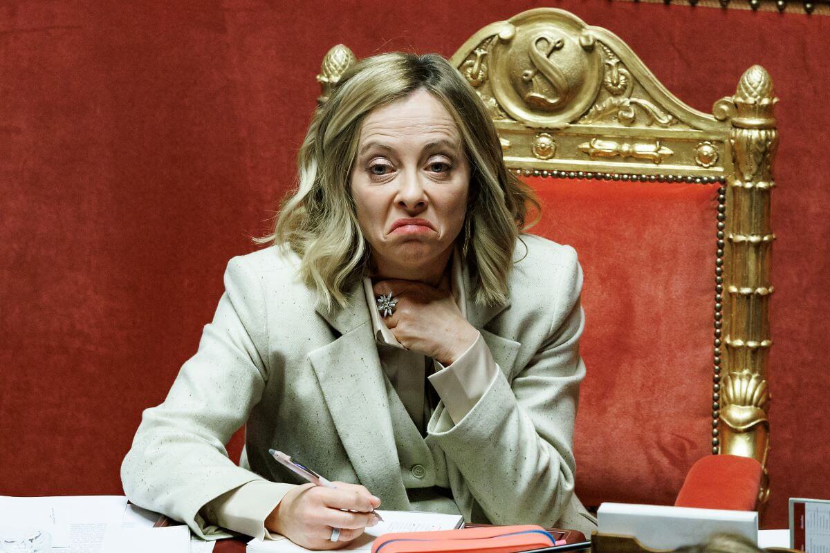 Meloni show al Senato, tra bagarre e applausi: «Musk? Non prendo ordini da nessuno» Meloni show al Senato, tra bagarre e applausi: «Musk? Non prendo ordini da nessuno»