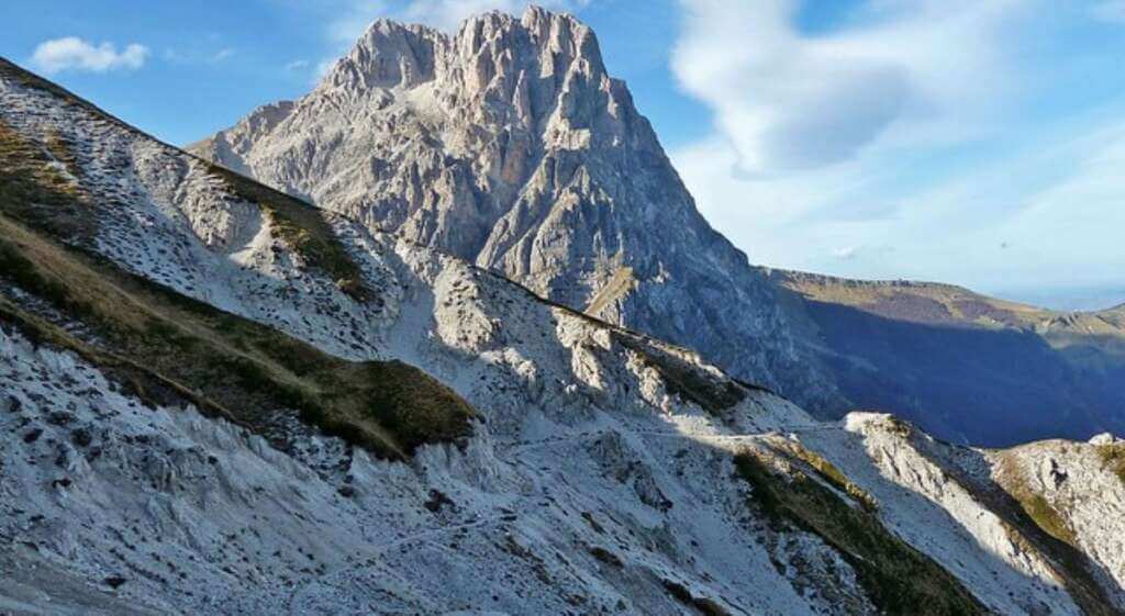 Galleria foto 'Gran Sasso, sono in corso le ricerche di due dispersi: uno di loro potrebbe essere ferito' - foto 1
