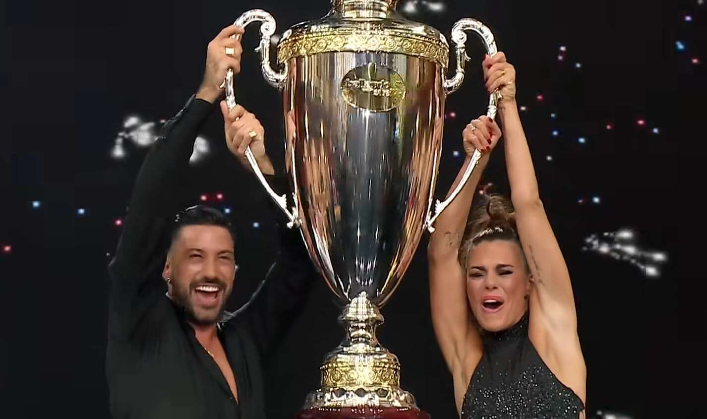 Ballando con le Stelle, trionfo per Bianca Guaccero in coppia con Giovanni Pernice Ballando con le Stelle, trionfo per Bianca Guaccero in coppia con Giovanni Pernice