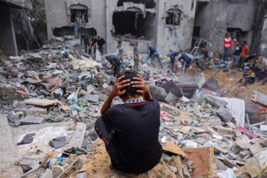 Galleria foto 'Raid di Israele su Gaza, donne e bambini tra le vittime: almeno 26 i morti. Si cerca tra le macerie' - foto 1