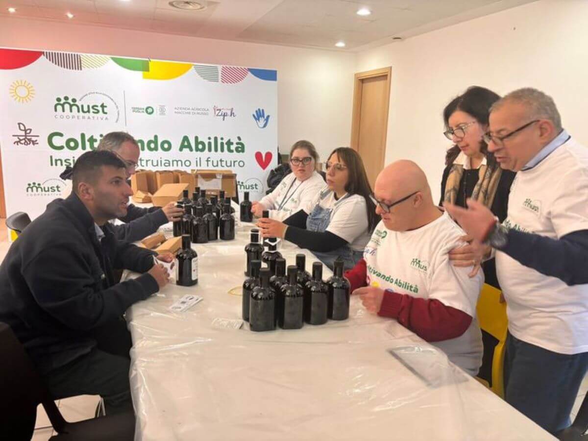 Nasce GustAbile, l’olio extravergine d’oliva realizzato da ragazzi con disabilità nel Barese