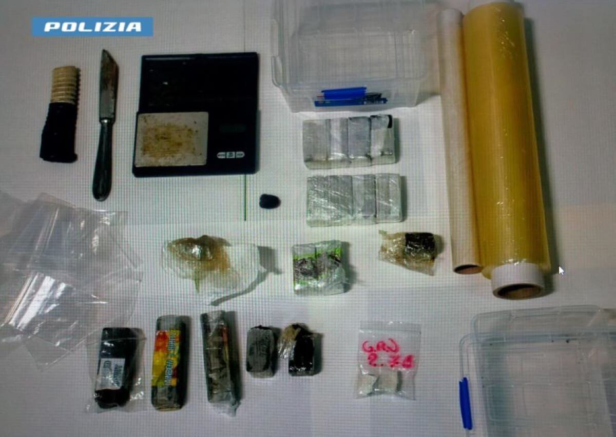 Surbo, arrestato un giovane idraulico: aveva in casa quasi mezzo chilo di hashish Surbo, arrestato un giovane idraulico: aveva in casa quasi mezzo chilo di hashish