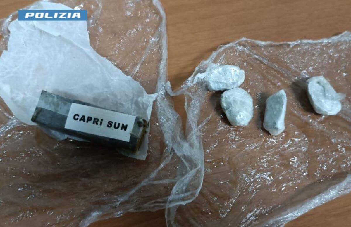 In giro a Lecce con dosi di hashish pronte per essere vendute: foglio di via per un 21enne