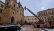Brindisi, per l’Immacolata una corona di fiori sulla statua della Madonna: l’aiuto dei vigili del fuoco – VIDEO