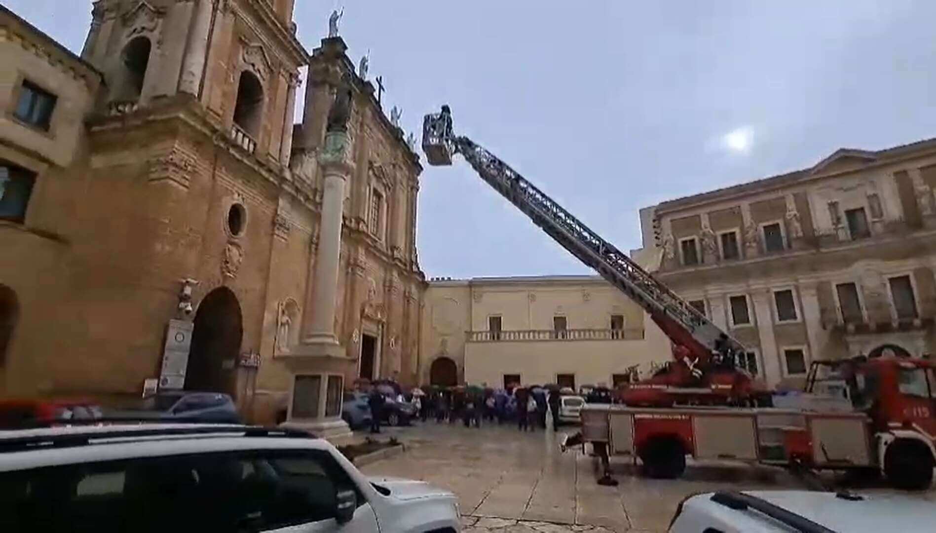 Brindisi, per l’Immacolata una corona di fiori sulla statua della Madonna: l’aiuto dei vigili del fuoco – VIDEO Brindisi, per l’Immacolata una corona di fiori sulla statua della Madonna: l’aiuto dei vigili del fuoco – VIDEO