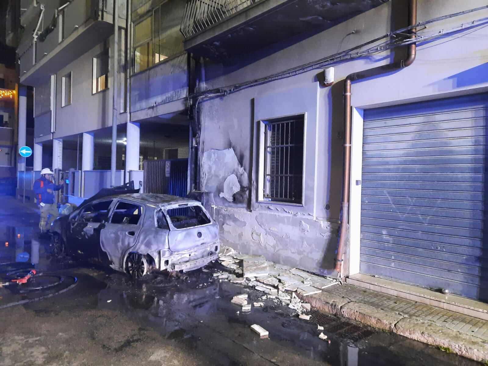 Due auto in fiamme nel Brindisino: danneggiata anche la facciata di una palazzina