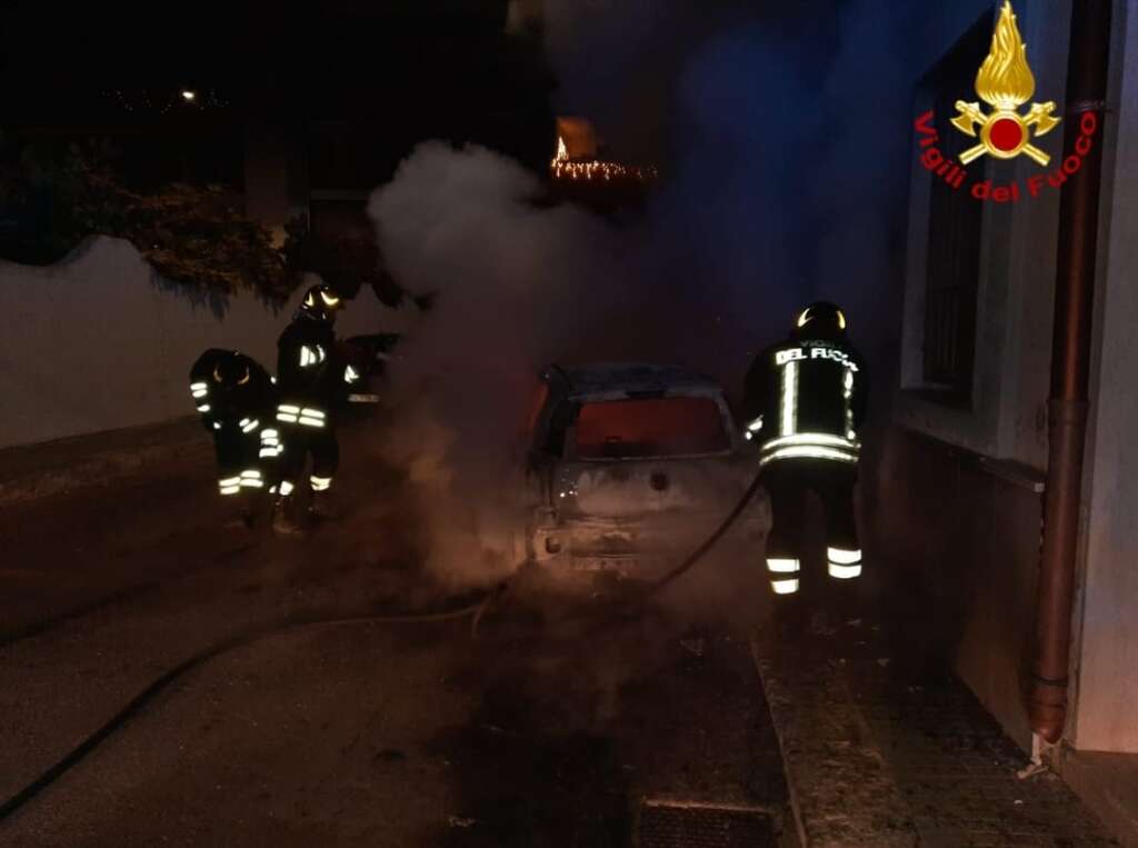 Due auto in fiamme nel Brindisino: danneggiata anche la facciata di una palazzina