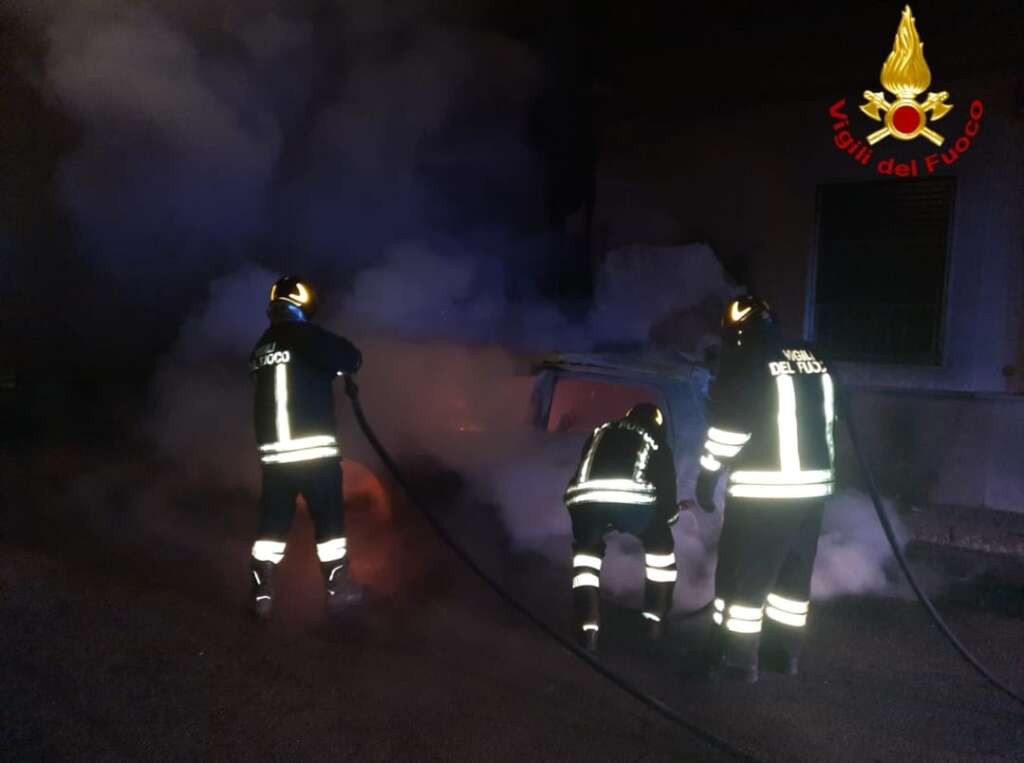 Due auto in fiamme nel Brindisino: danneggiata anche la facciata di una palazzina