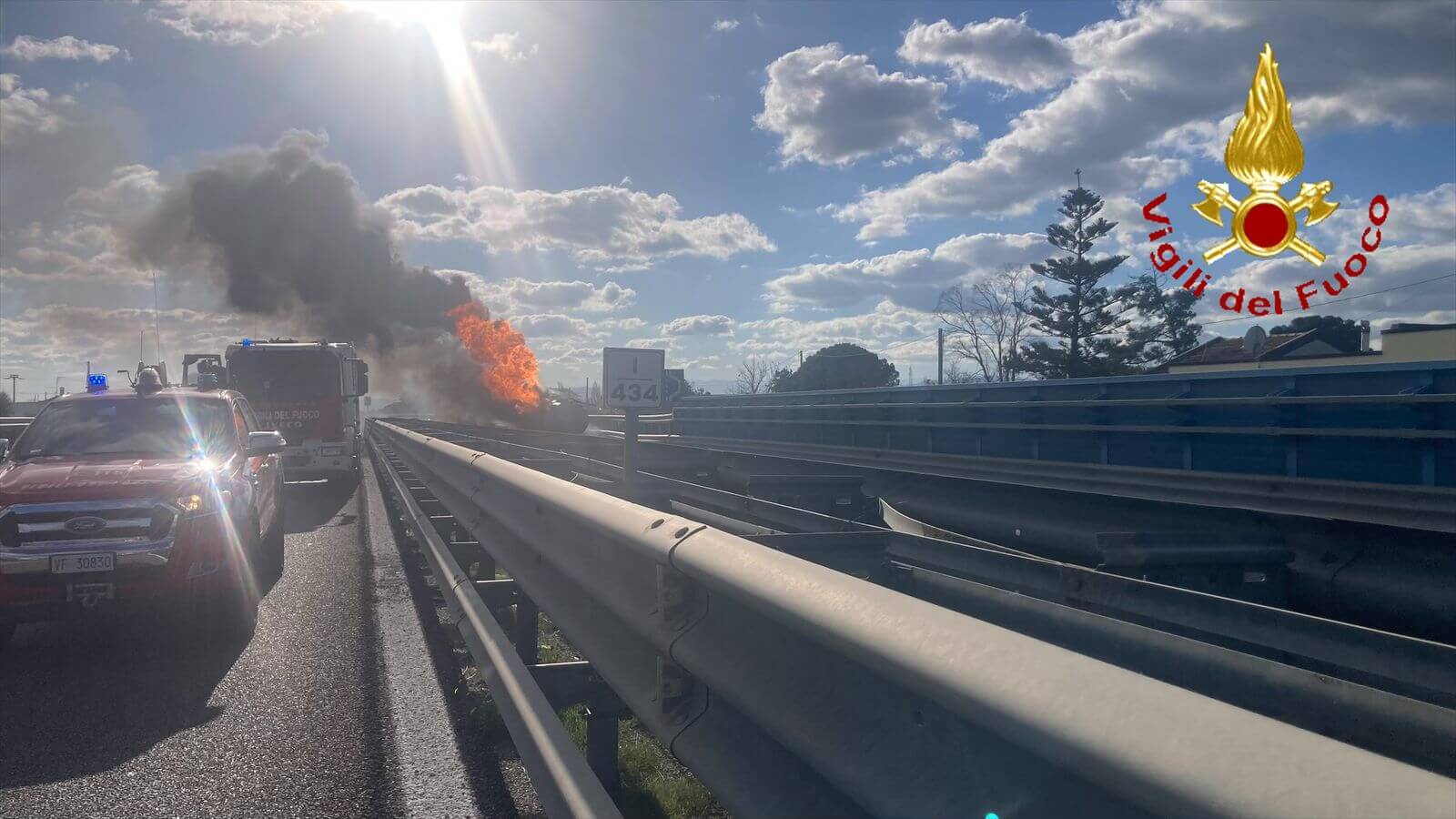 Incendio sulla statale 106 Jonica: a fuoco un’autocisterna con 30mila litri di carburante