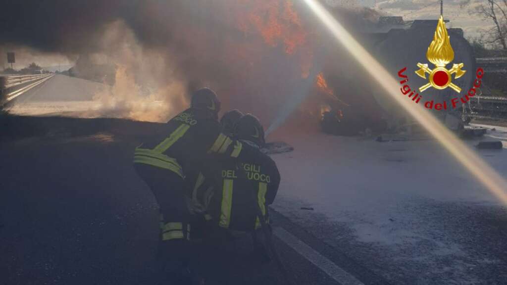 Incendio sulla statale 106 Jonica: a fuoco un’autocisterna con 30mila litri di carburante
