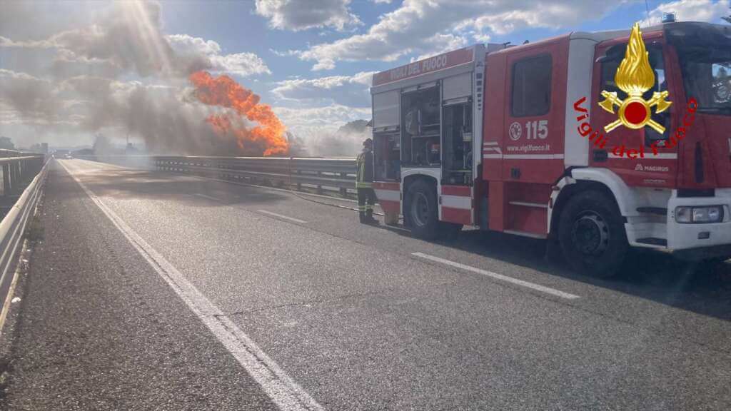Incendio sulla statale 106 Jonica: a fuoco un’autocisterna con 30mila litri di carburante