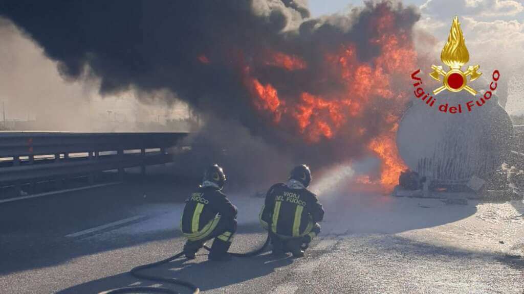 Incendio sulla statale 106 Jonica: a fuoco un’autocisterna con 30mila litri di carburante