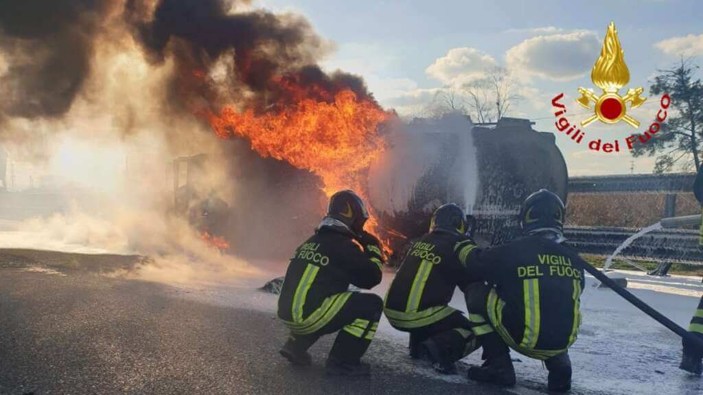 Incendio sulla statale 106 Jonica: a fuoco un’autocisterna con 30mila litri di carburante