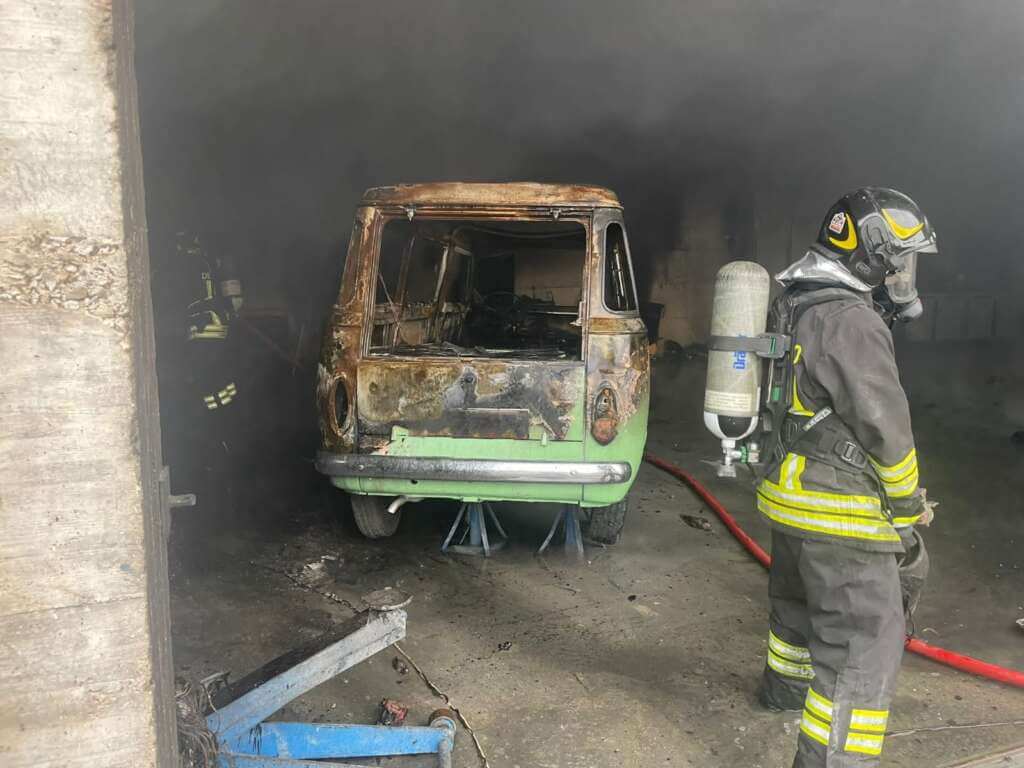 Galleria foto 'Andria, fiamme in un’autofficina alla periferia della città: gravi danni al locale, distrutte le attrezzature' - foto 1