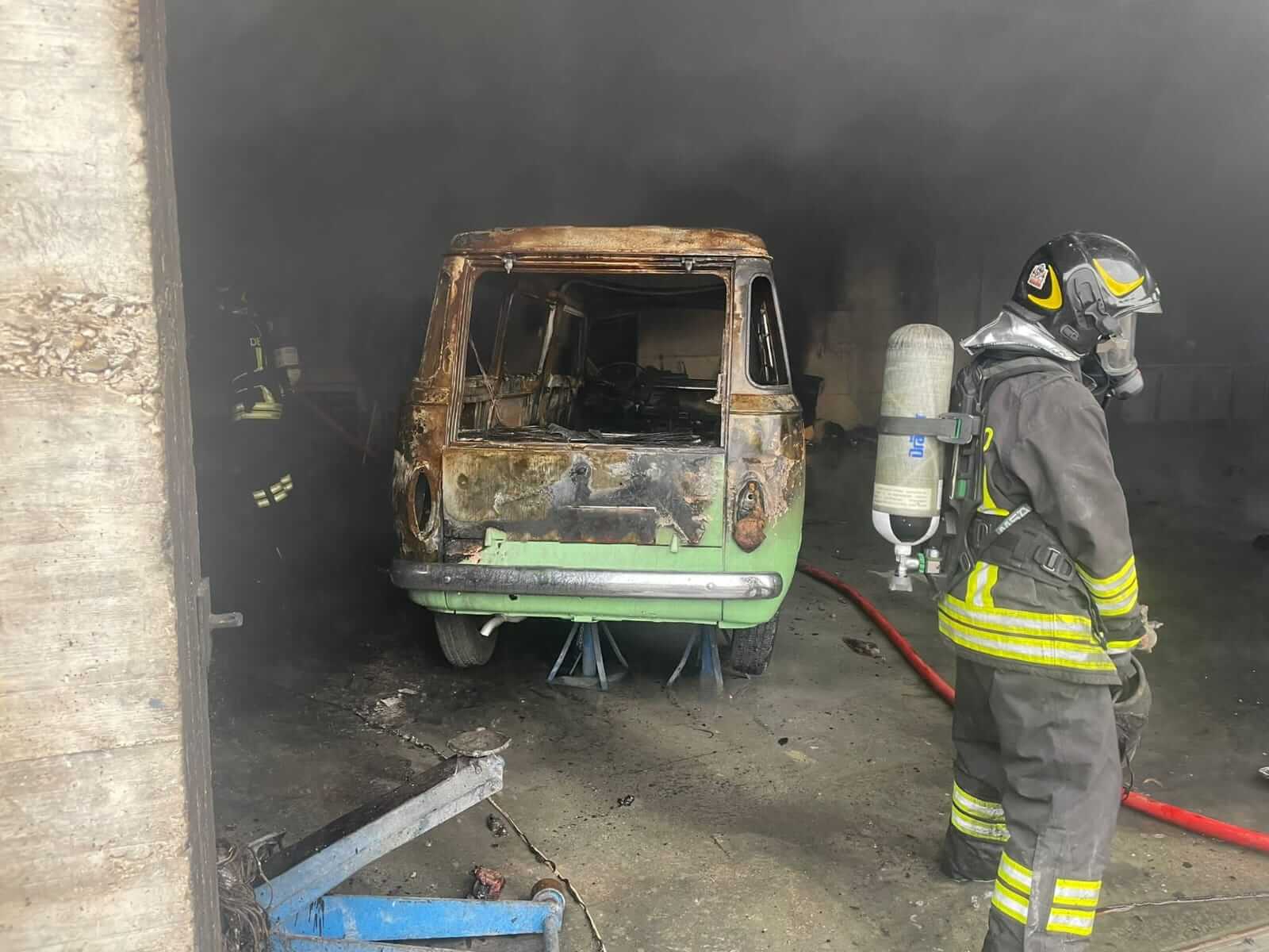 Andria, fiamme in un’autofficina alla periferia della città: gravi danni al locale, distrutte le attrezzature