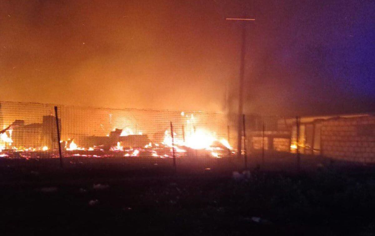 Incendio a Borgo Mezzanone, in fiamme una ventina di baracche che ospitano migranti