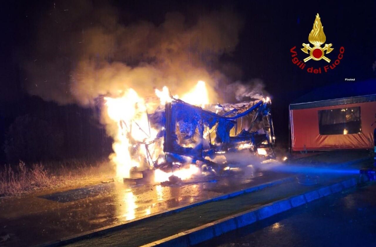 Calimera, un incendio distrugge un food truck in via Bari: intervengono i vigili del fuoco Calimera, un incendio distrugge un food truck in via Bari: intervengono i vigili del fuoco