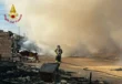 Bari, incendio in un terreno di San Giorgio: trovate bombole di gas e rifiuti abbandonati