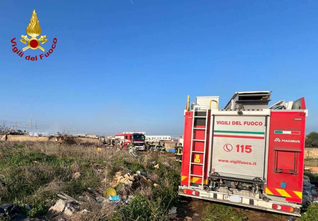 Galleria foto 'Bari, incendio in un terreno di San Giorgio: trovate bombole di gas e rifiuti abbandonati' - foto 3