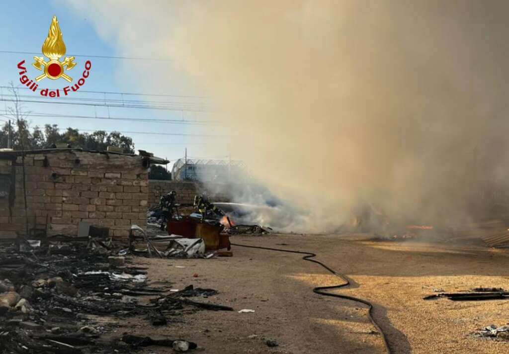 Galleria foto 'Bari, incendio in un terreno di San Giorgio: trovate bombole di gas e rifiuti abbandonati' - foto 2