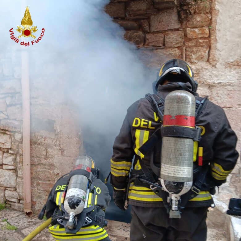 Galleria foto 'Incendio in un seminterrato nel centro storico di Turi: intervengono i vigili del fuoco' - foto 1