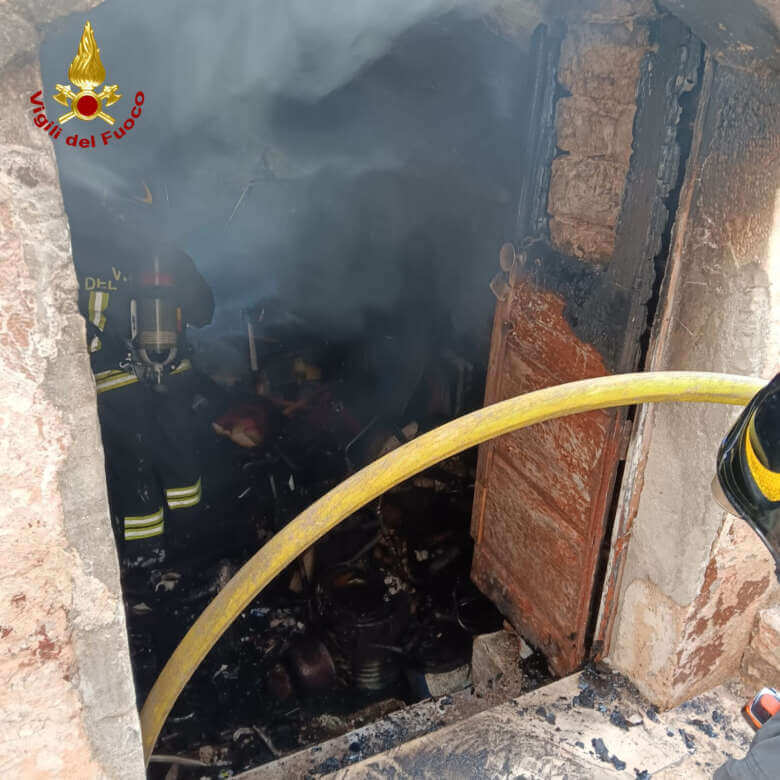 Galleria foto 'Incendio in un seminterrato nel centro storico di Turi: intervengono i vigili del fuoco' - foto 3