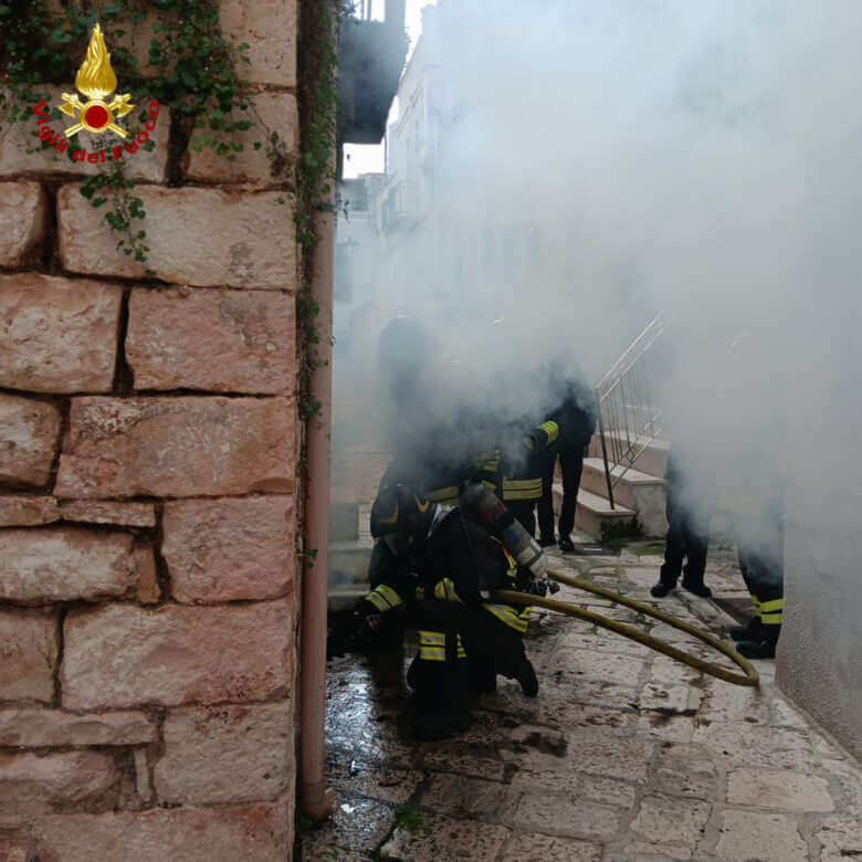 Galleria foto 'Incendio in un seminterrato nel centro storico di Turi: intervengono i vigili del fuoco' - foto 4