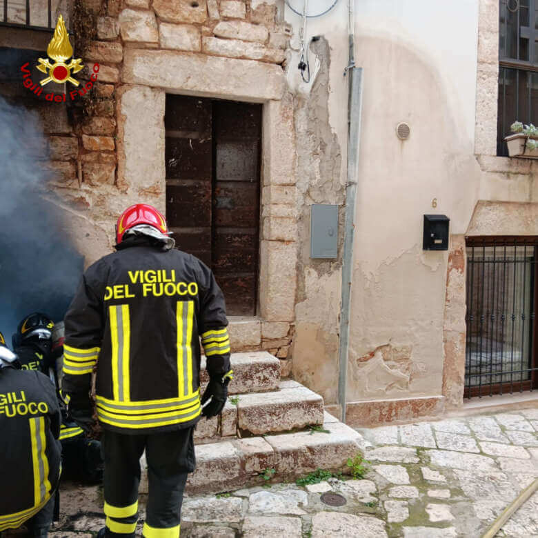 Galleria foto 'Incendio in un seminterrato nel centro storico di Turi: intervengono i vigili del fuoco' - foto 2