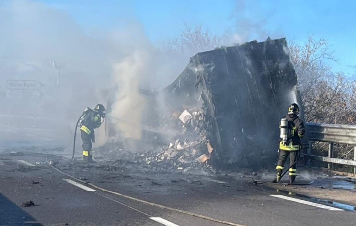 Tir carico di vino in fiamme sulla statale 379 nel Brindisino: chiusa la strada. Nessun ferito