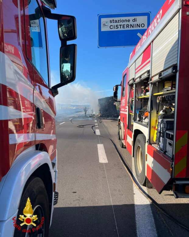 Tir carico di vino in fiamme sulla statale 379 nel Brindisino: chiusa la strada. Nessun ferito