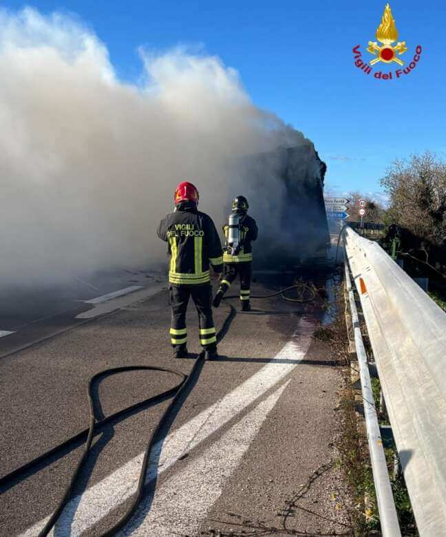 Tir carico di vino in fiamme sulla statale 379 nel Brindisino: chiusa la strada. Nessun ferito