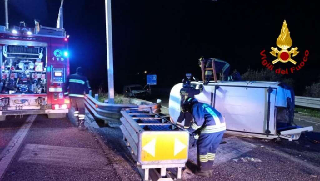 Incidente nel Brindisino, schianto tra due auto sulla Ss 7 allo svincolo per Mesagne – FOTO