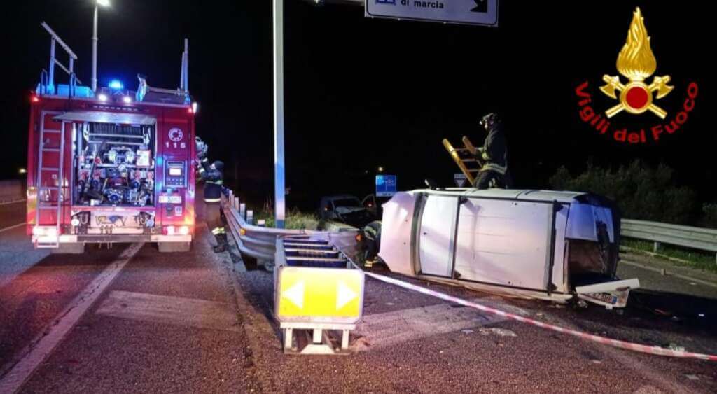 Incidente nel Brindisino, schianto tra due auto sulla Ss 7 allo svincolo per Mesagne – FOTO