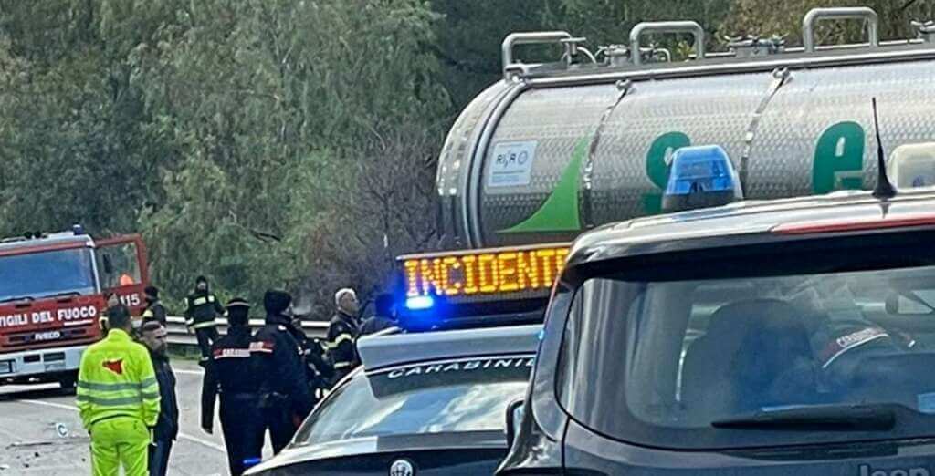 Galleria foto 'Incidente nel Palermitano, scontro tra un’auto e un camion cisterna: morti due giovani. Tre feriti' - foto 1