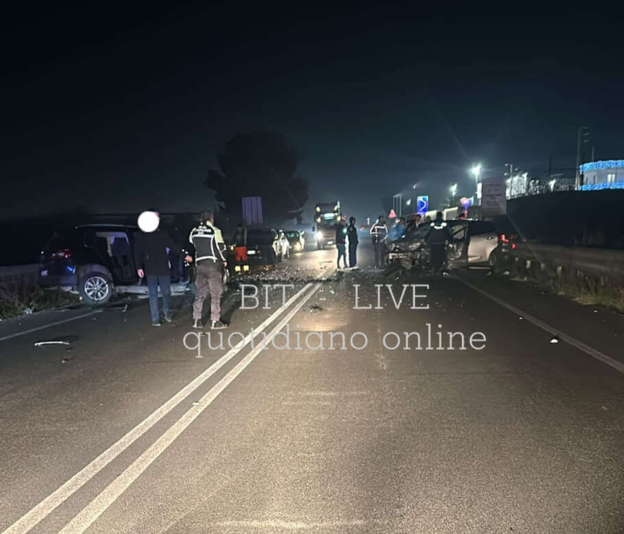 Galleria foto 'Scontro frontale tra due auto sulla provinciale tra Modugno e Bitonto: due morti e un ferito' - foto 1