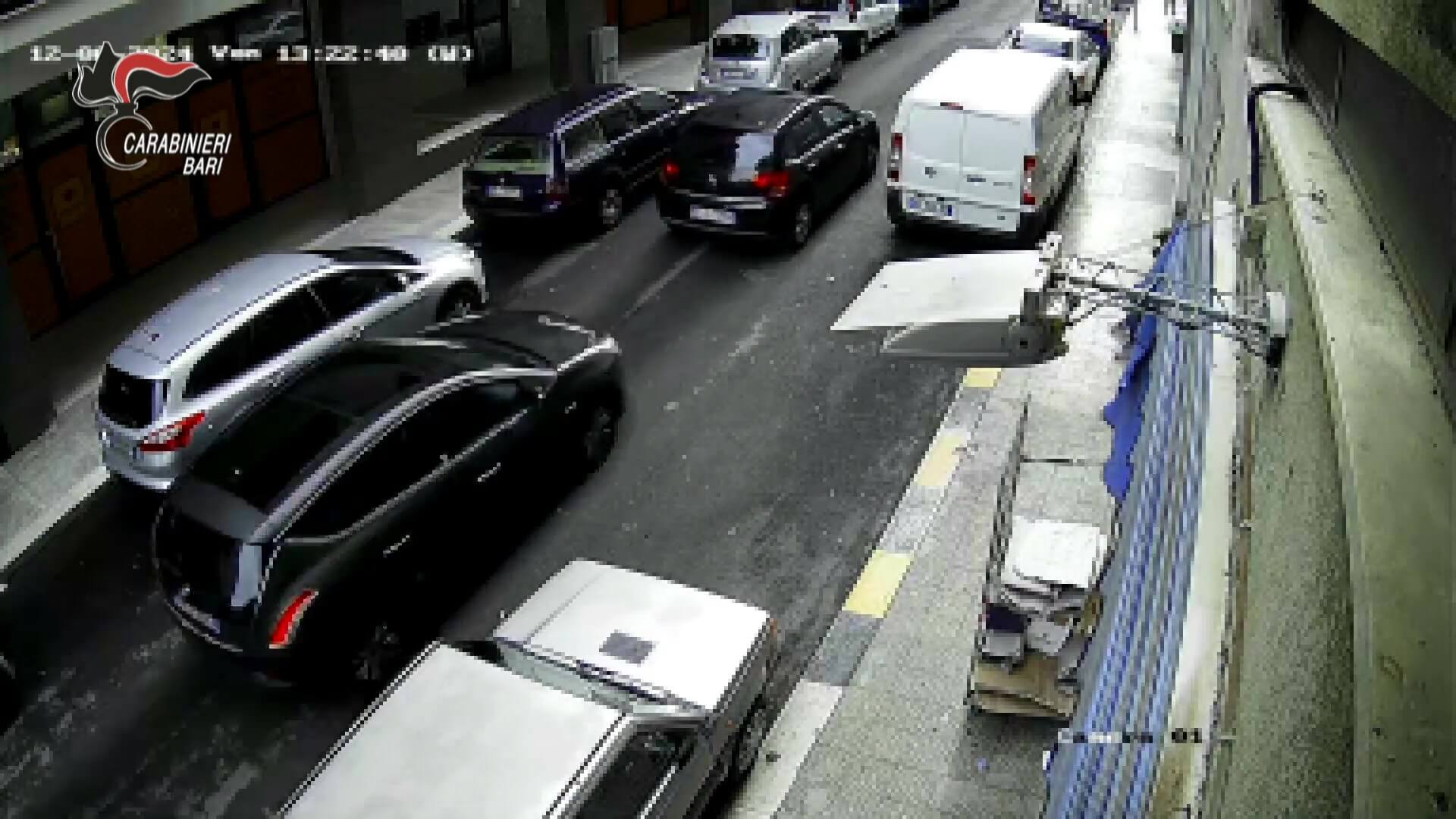 Monopoli, incurante del braccialetto elettronico pedina la ex per strada: arrestato un 47enne – VIDEO