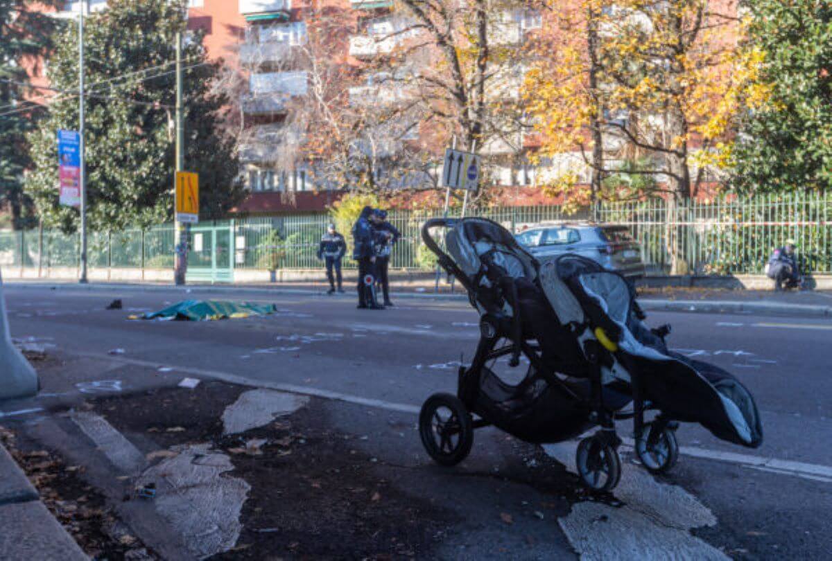 Milano, tir travolge mamma con due bimbi nel passeggino: muore una 34enne. Arrestato l’autista Milano, tir travolge mamma con due bimbi nel passeggino: muore una 34enne. Arrestato l’autista