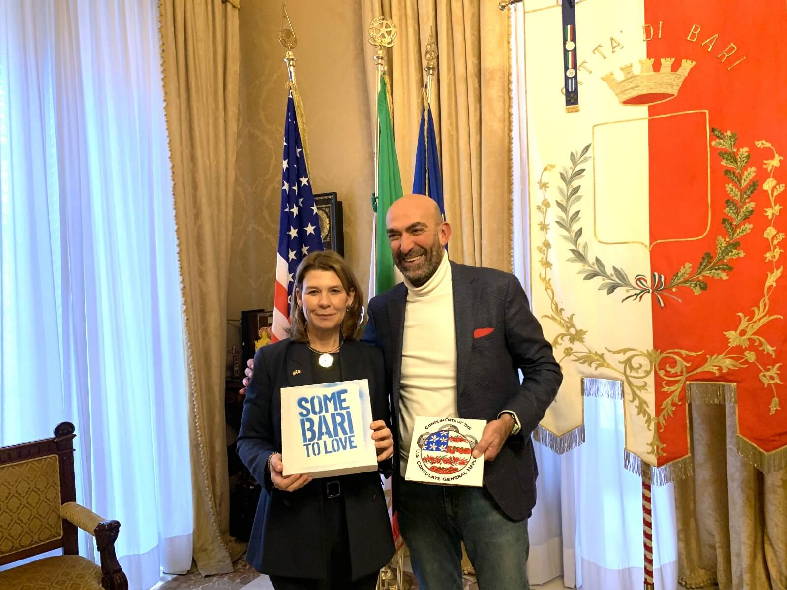 Bari, accolta la console Tracy Roberts: «C’è una connessione tra gli Stati Uniti e il Sud Italia»