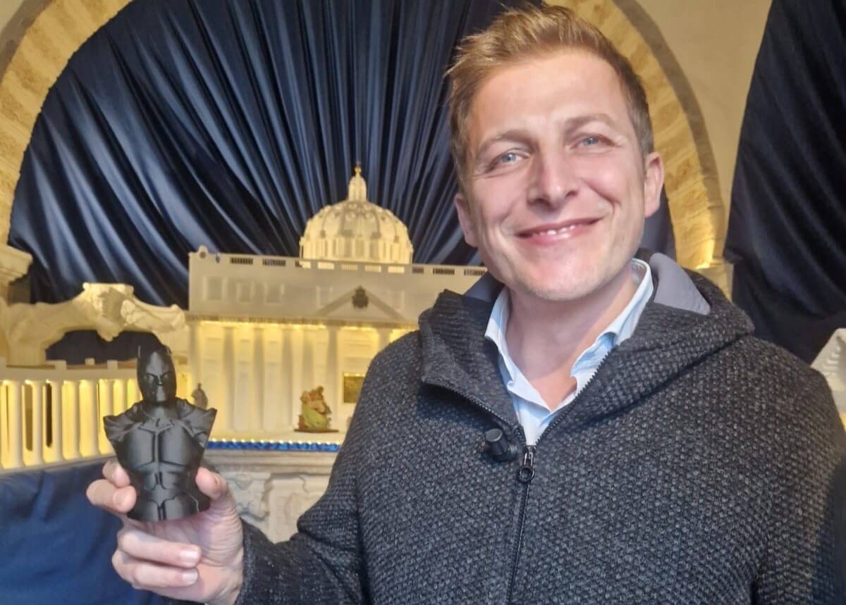 Il “sindaco della notte” diventa Batman, Leonetti: «Ma Bari non è Gotham. Lavoriamo per una città più vivibile»