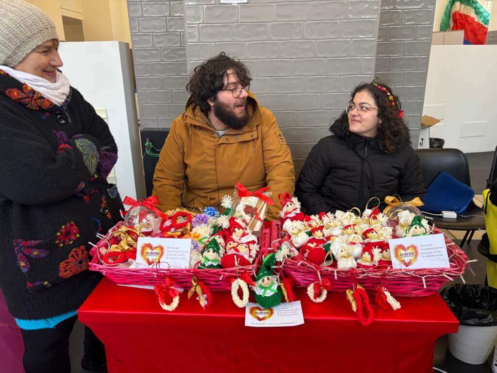 Il Meeting del Volontariato a Bari: associazioni “in mostra” tra storie, impegno e artigianato – FOTO Il Meeting del Volontariato a Bari: associazioni “in mostra” tra storie, impegno e artigianato – FOTO