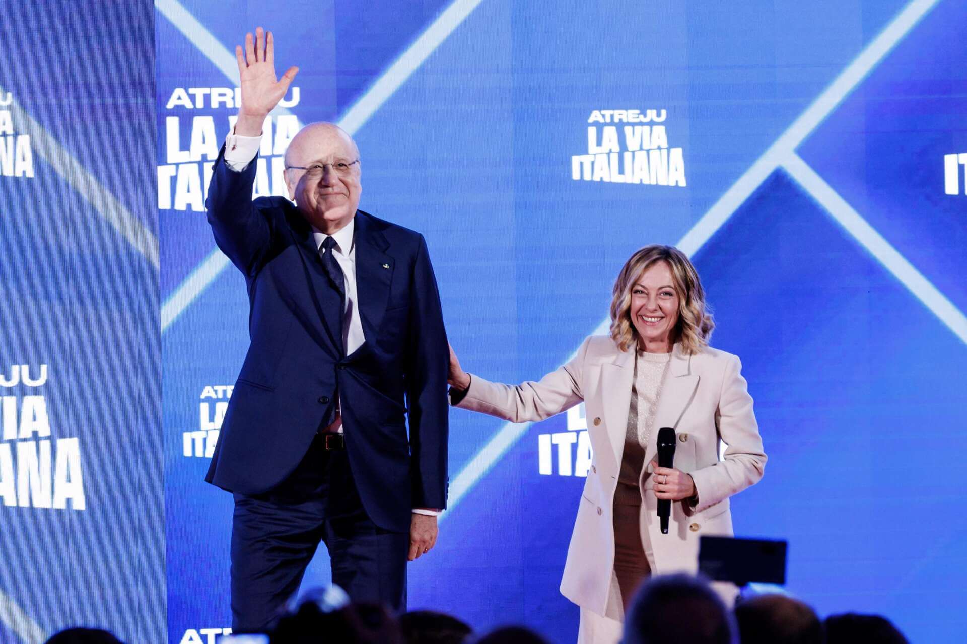 La premier Meloni presenta sul palco di Atreju il presidente libanese Mikati