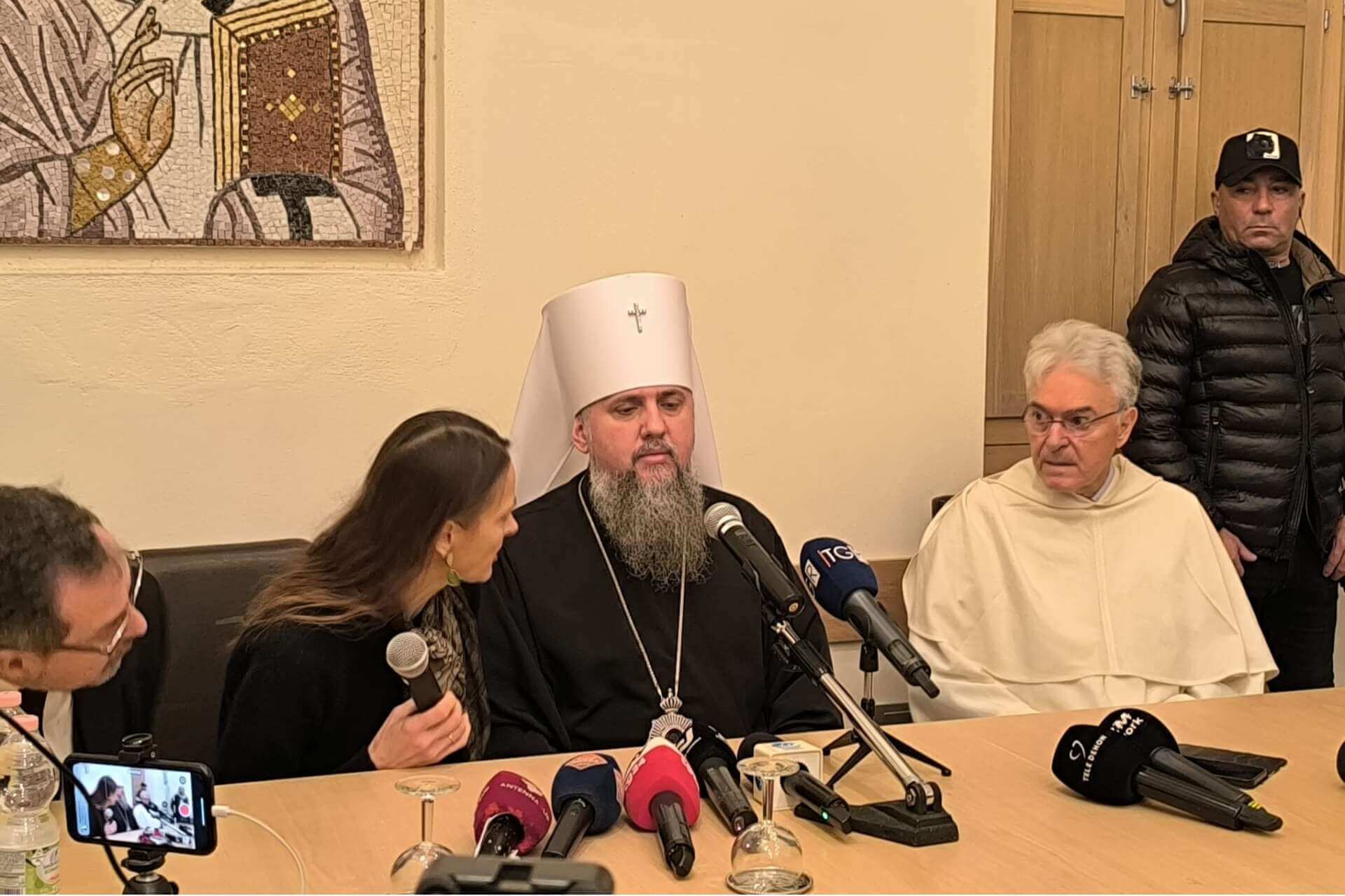 Il Metropolita di Kiev e dell’Ucraina sulla tomba di San Nicola: «Prego per una pace giusta» Il Metropolita di Kiev e dell’Ucraina sulla tomba di San Nicola: «Prego per una pace giusta»