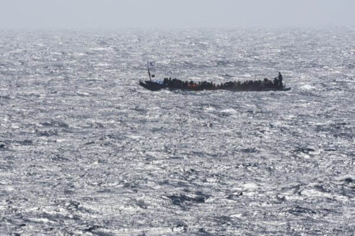 Migranti al largo di Rodi, per sfuggire ai controlli si ribaltano in mare: 8 morti e 18 in salvo. Si cercano dispersi Migranti al largo di Rodi, per sfuggire ai controlli si ribaltano in mare: 8 morti e 18 in salvo. Si cercano dispersi