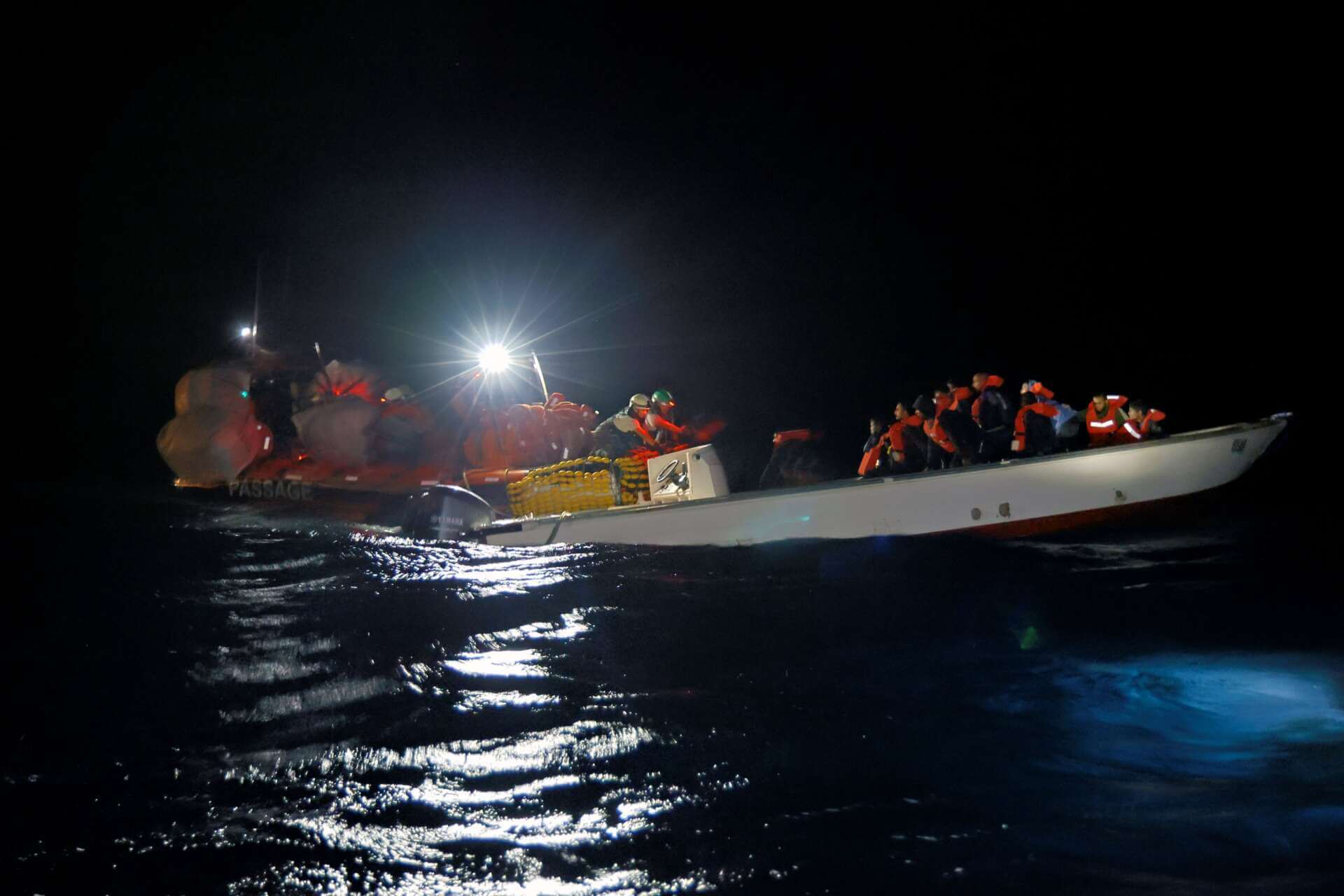 Migranti, la Geo Barents diretta a Taranto con a bordo 45 persone: «Alcune sono in ipotermia» Migranti, la Geo Barents diretta a Taranto con a bordo 45 persone: «Alcune sono in ipotermia»