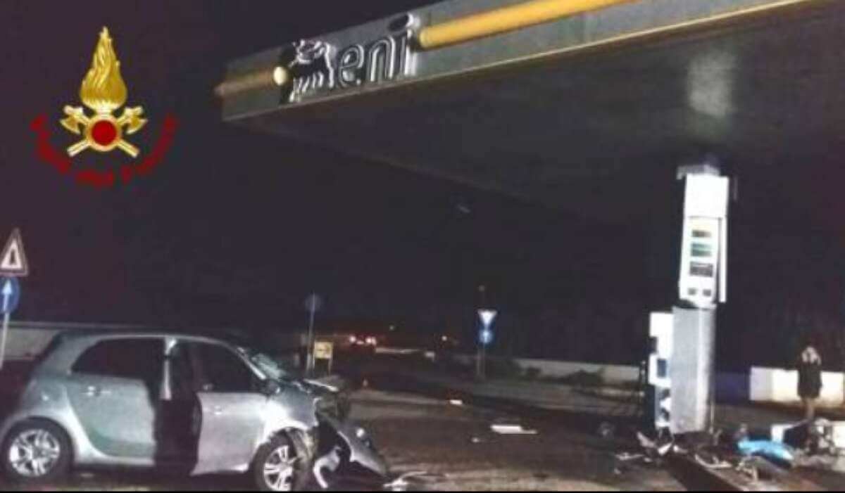 Monopoli, 20enne si schianta con l’auto contro un distributore di benzina: colonnina a fuoco