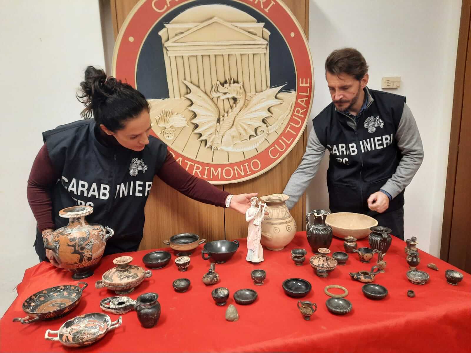 Reperti archeologici trafugati e rivenduti all’estero: 4 arresti tra Puglia e Lazio, 32 indagati – VIDEO Reperti archeologici trafugati e rivenduti all’estero: 4 arresti tra Puglia e Lazio, 32 indagati – VIDEO