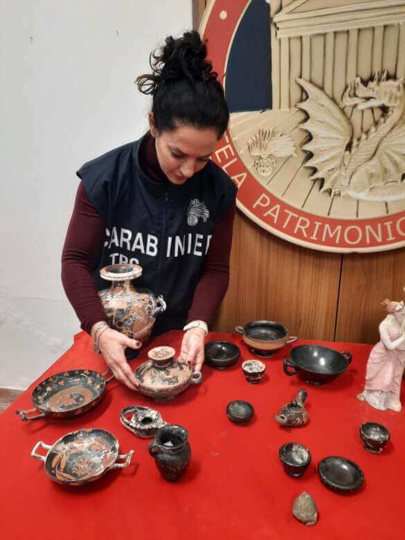 Reperti archeologici trafugati e rivenduti all’estero: 4 arresti tra Puglia e Lazio, 32 indagati – VIDEO Reperti archeologici trafugati e rivenduti all’estero: 4 arresti tra Puglia e Lazio, 32 indagati – VIDEO