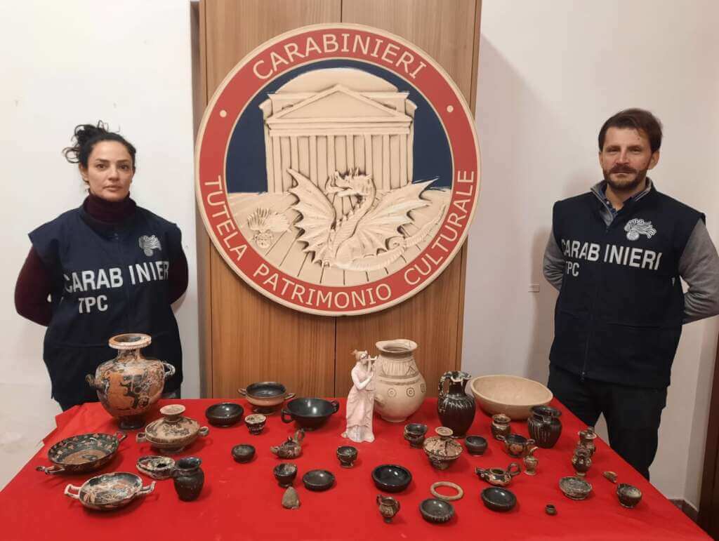 Reperti archeologici trafugati e rivenduti all’estero: 4 arresti tra Puglia e Lazio, 32 indagati – VIDEO Reperti archeologici trafugati e rivenduti all’estero: 4 arresti tra Puglia e Lazio, 32 indagati – VIDEO