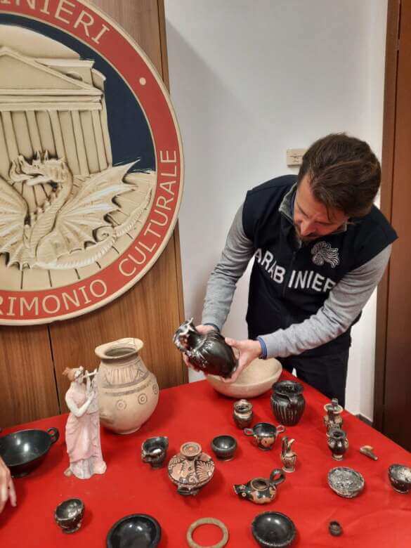 Reperti archeologici trafugati e rivenduti all’estero: 4 arresti tra Puglia e Lazio, 32 indagati – VIDEO Reperti archeologici trafugati e rivenduti all’estero: 4 arresti tra Puglia e Lazio, 32 indagati – VIDEO